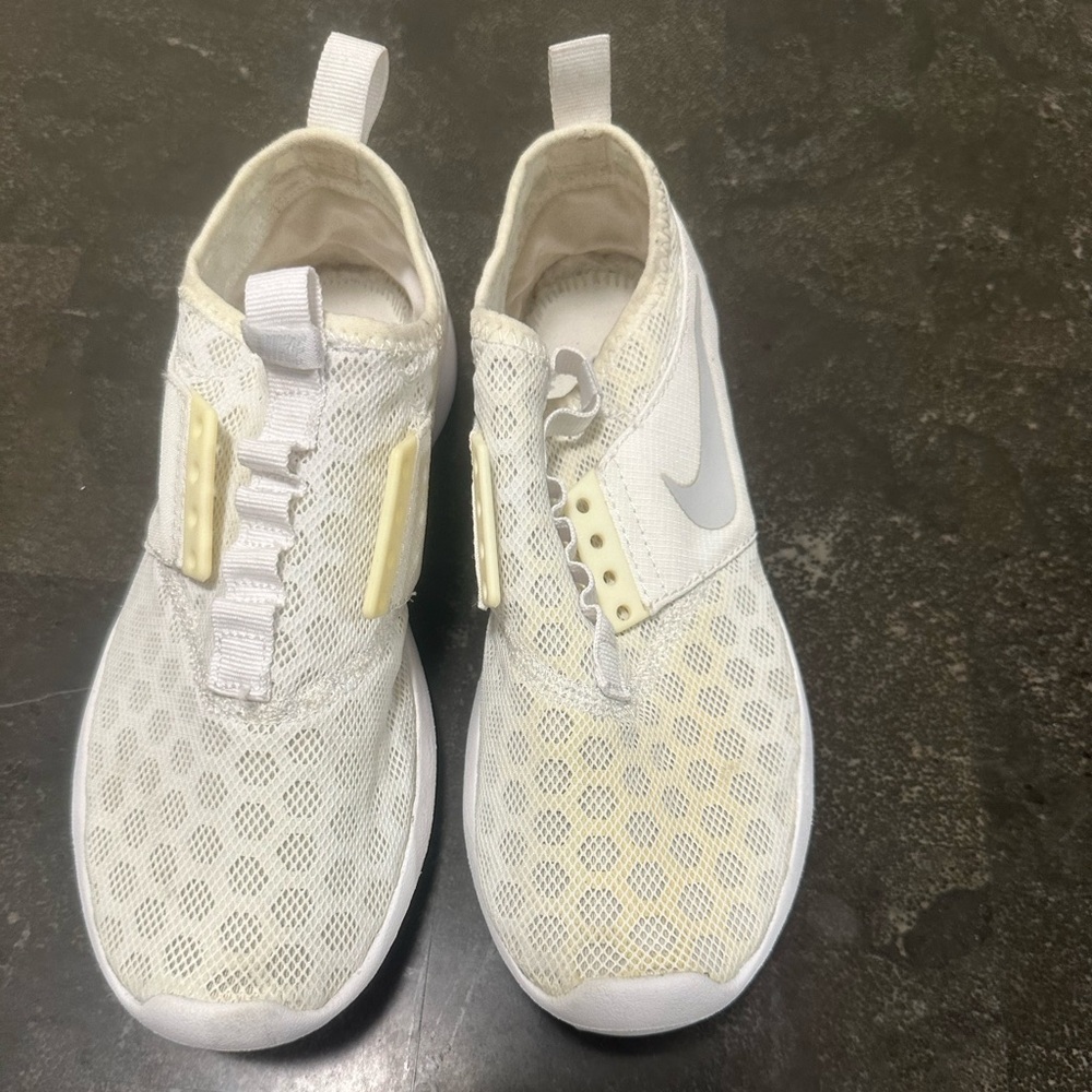 Women size (6.5y) Nike white sneaker